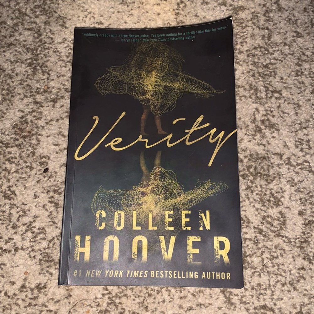 VERITY BY COLLEEN HOOVER (paperback)
